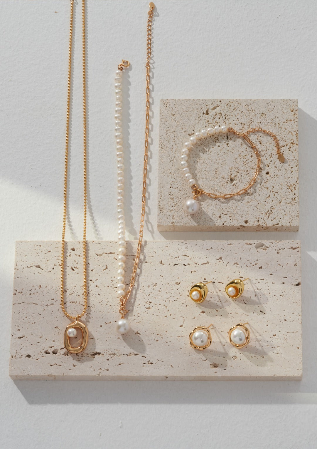 Élise Baroque Pearl Necklace