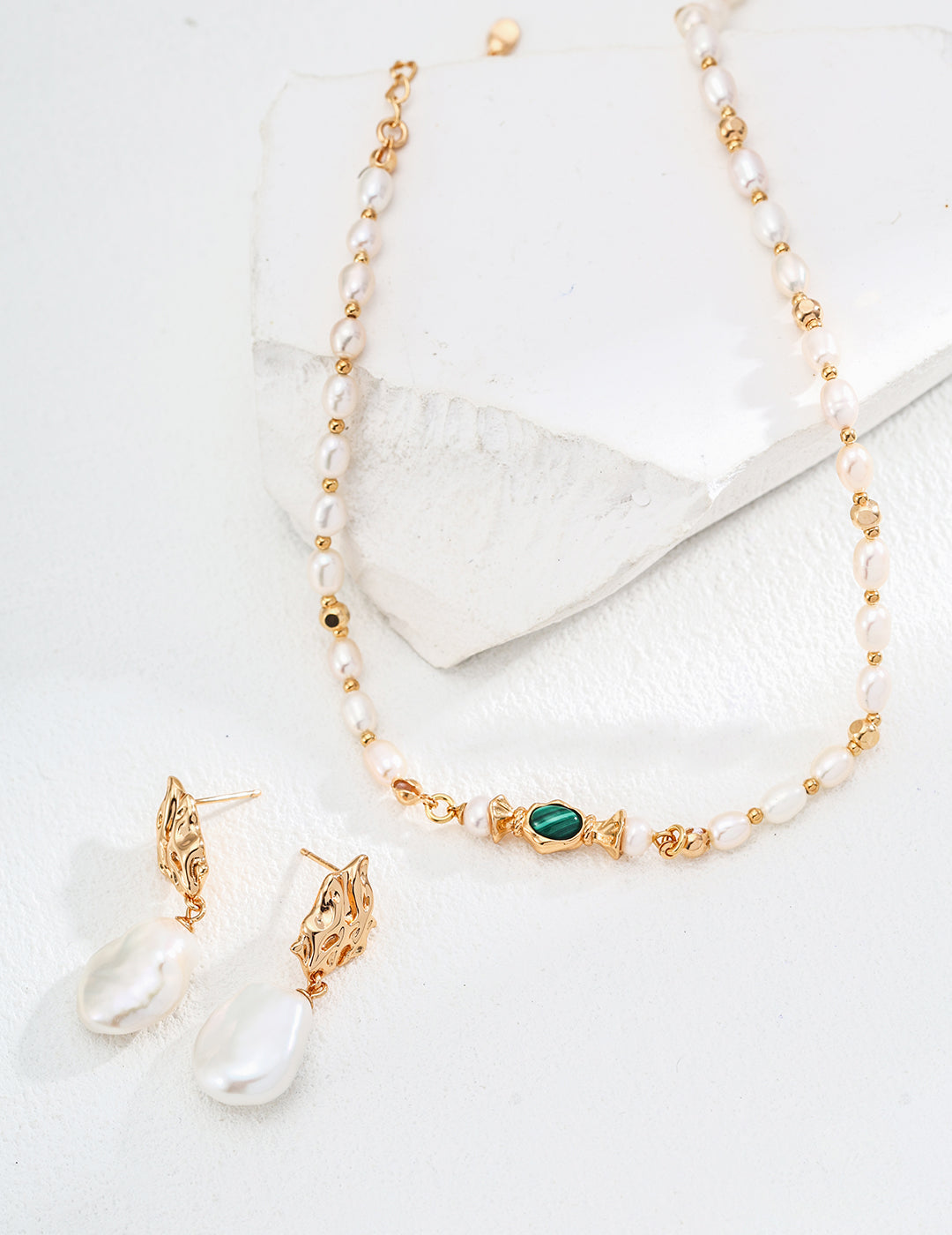 Calm & Clarity – Natural Pearl and Malachite Necklace